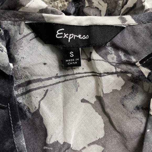 Express Black and White Splatter Floral Print Top - Picture 8 of 8